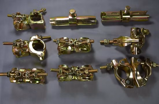 Doppio attacco forgiato per ponteggi in stile britannico